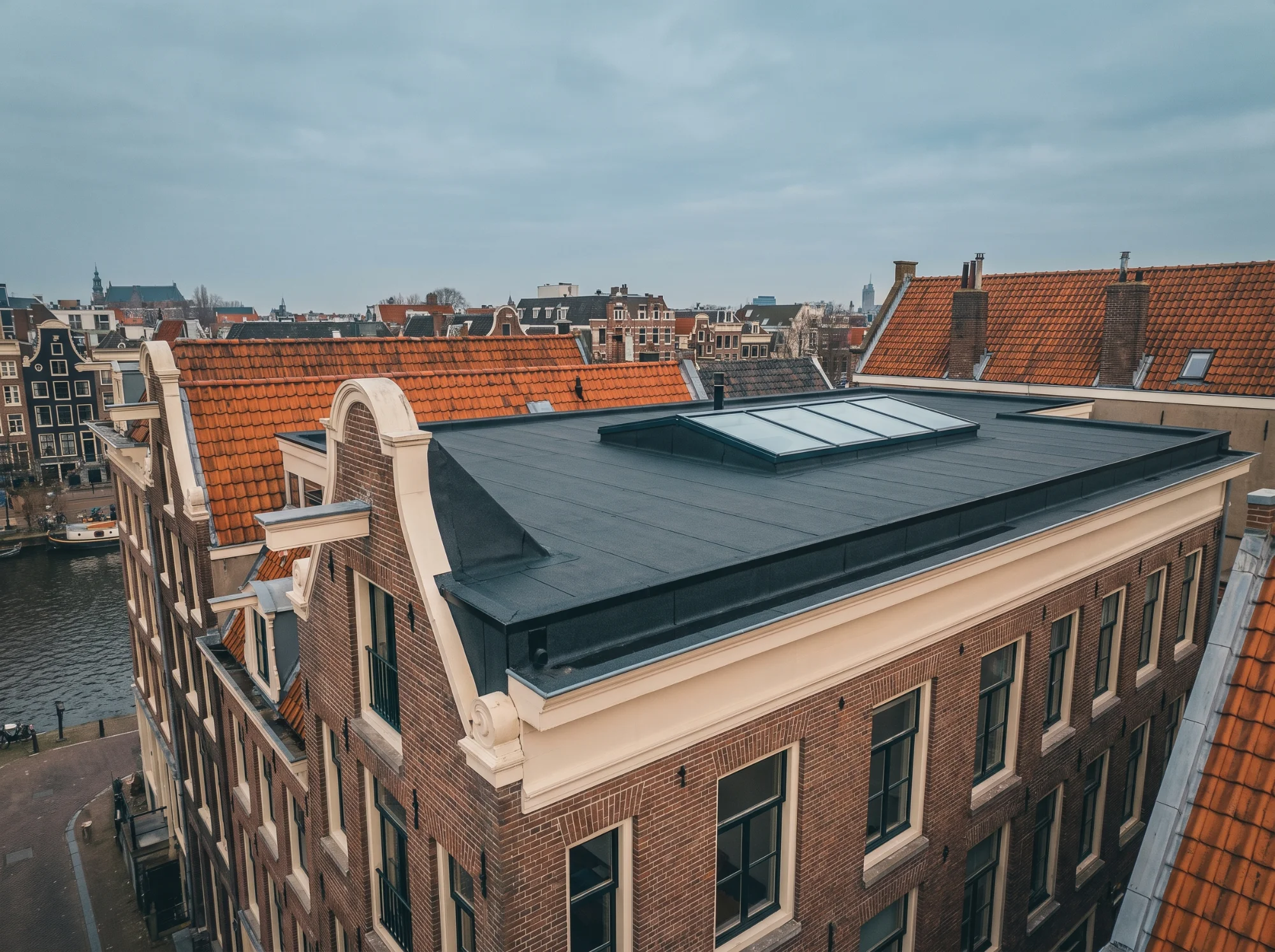Renovatie van plat dak op herenhuis in Amsterdam